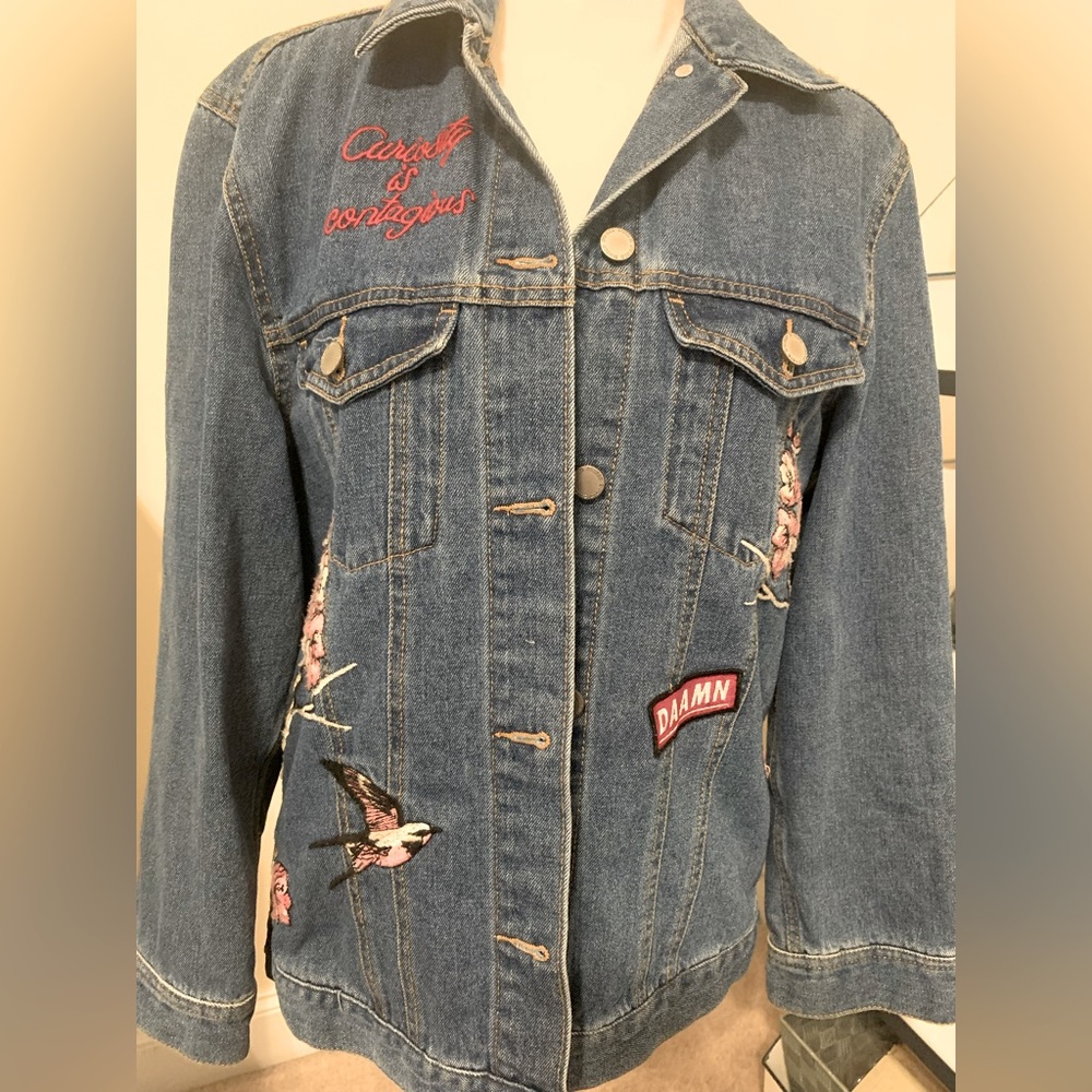 Divided by H&M unique Jean jacket size 6 with amazing decals front and back